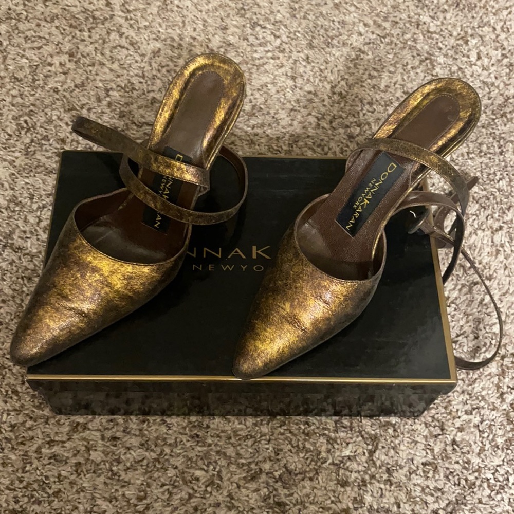Donna Karan marbled metallic closed to anklet